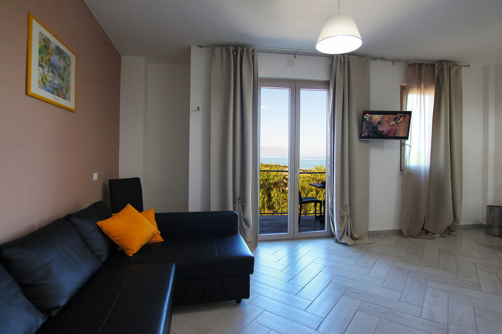 Belvedere Rent Rooms กัมโปเฟลิเช ดิ โรชเชลลา ภายนอก รูปภาพ